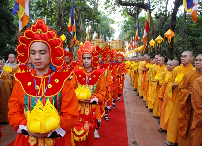 Hàng nghìn tăng ni, phật tử xứ Huế đi bộ 4km rước Phật